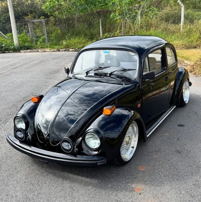 Fusca rebaixado com estilo clássico Fusca Itamar rebaixado com rodas BBS visto de trás