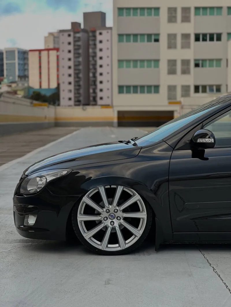 Vista lateral do Hyundai i30 preto rebaixado com rodas 20 e suspensão a ar da FS CARS