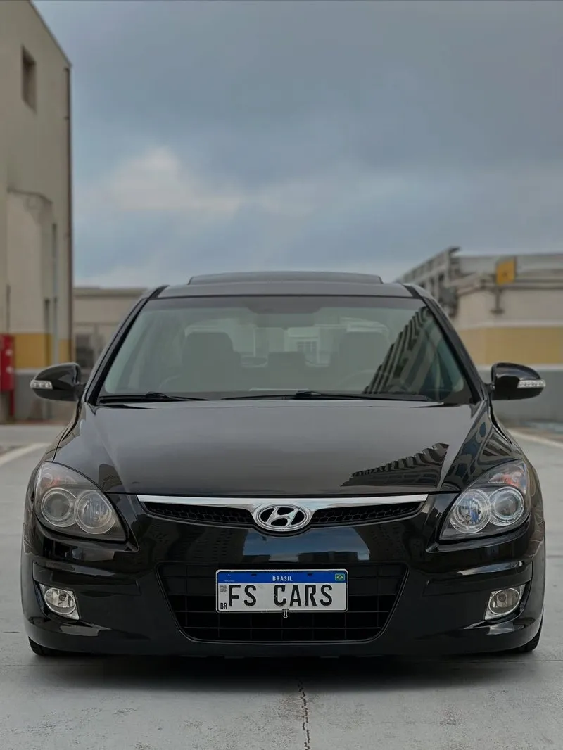 Frente do Hyundai i30 preto rebaixado com suspensão a ar e detalhes cromados