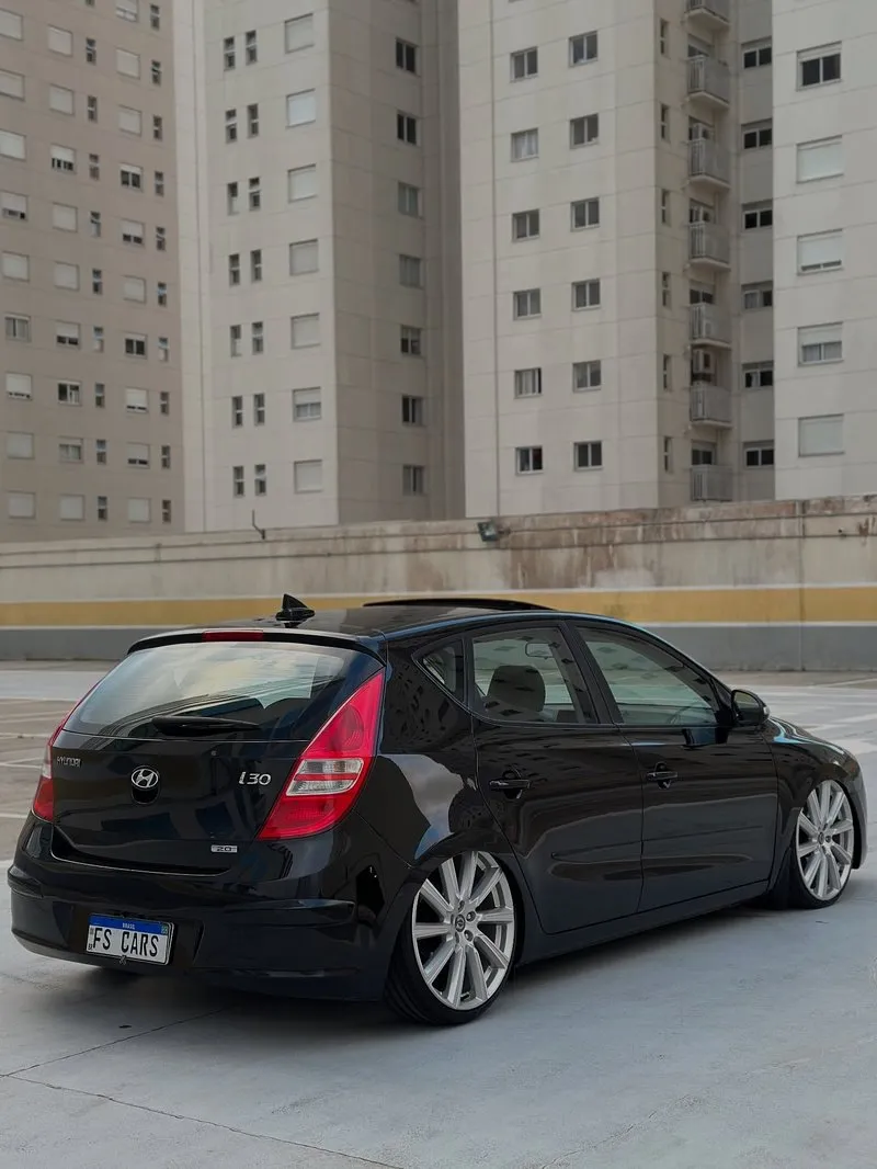 Hyundai i30 rebaixado de trás com suspensão a ar e rodas grandes prateadas