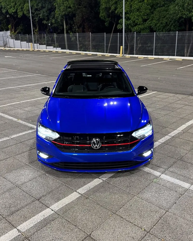 Jetta R-Line com frente esportiva e iluminação de destaque Jetta R-Line azul com LED aceso visto de frente
