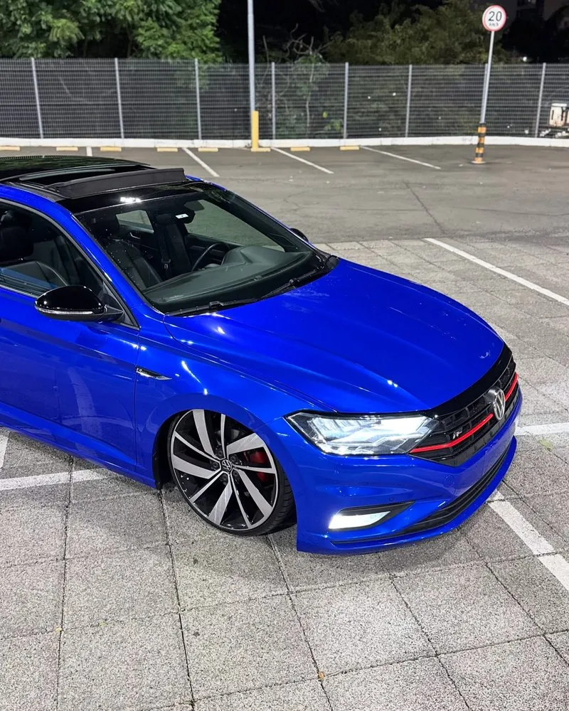 Faróis em LED e visual moderno do Jetta R-Line Detalhe da dianteira do Jetta R-Line azul com LED ligado