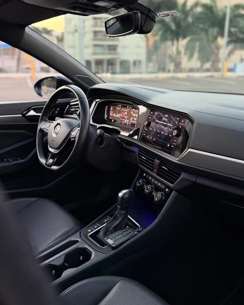 Painel digital do VW Jetta R-Line com acabamento refinado Interior do Jetta R-Line com painel digital e central multimídia