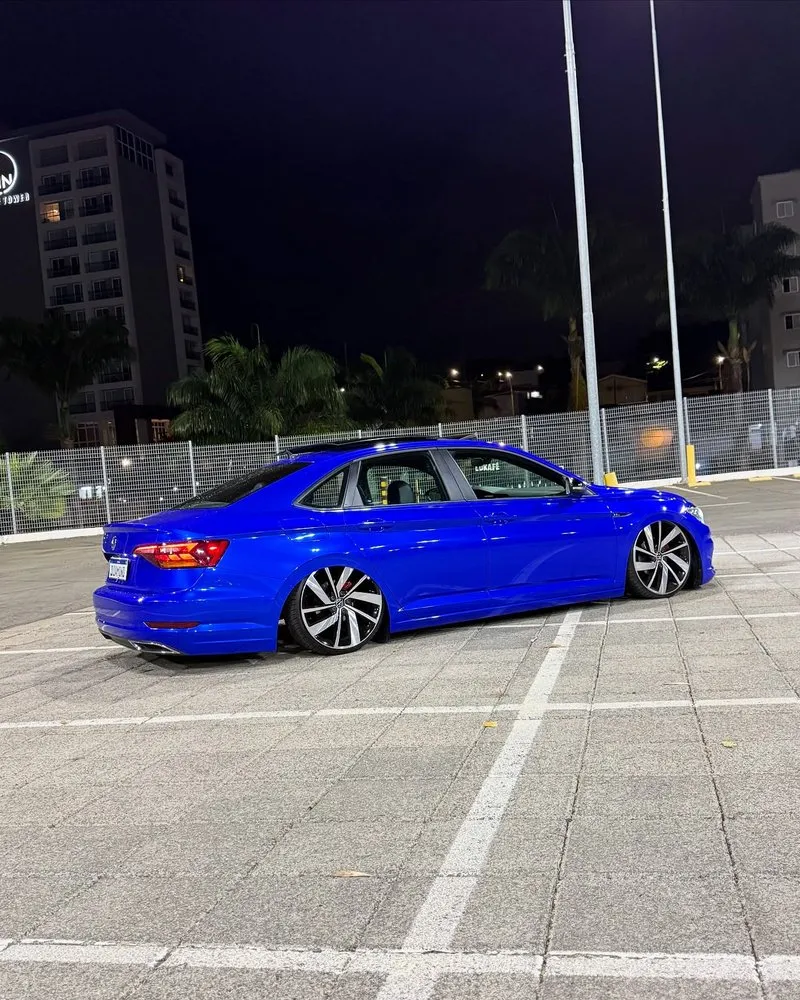 Lateral do Jetta R-Line com suspensão a ar Jetta R-Line azul rebaixado com rodas aro 20 visto de lado