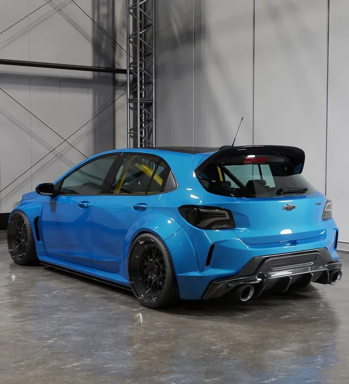 Visual da traseira com escapamento duplo centralizado Chevrolet Onix com bitola traseira larga