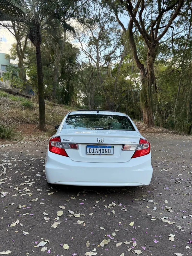 Honda Civic EXS branco com suspensão a ar e rodas grandes