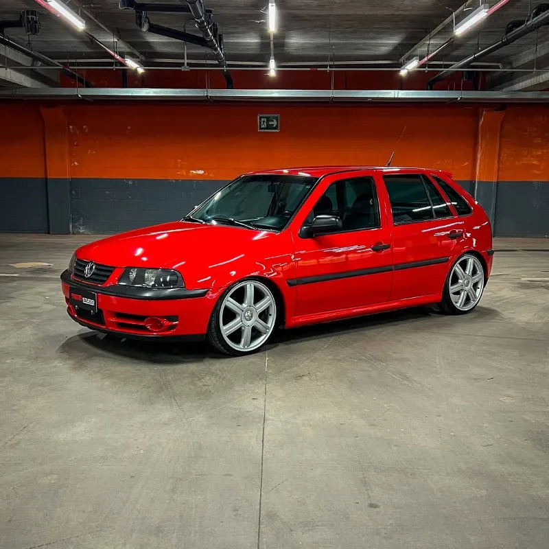 Gol G3 rebaixado em garagem coberta Gol G3 vermelho visto por outro ângulo com carroceria baixa