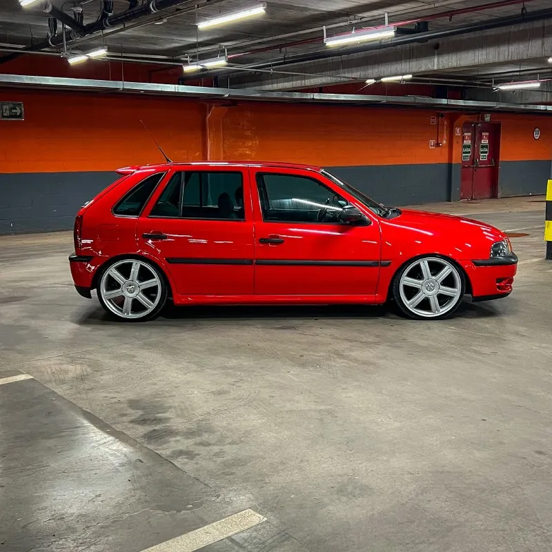 Gol G3 rebaixado com perfil baixo Lateral do Gol G3 vermelho rebaixado com rodas aro 17