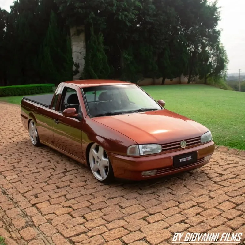 Saveiro Bola G2 rebaixada e alisada com rodas grandes VW Saveiro Bola G2 rebaixada vista frontal lateral