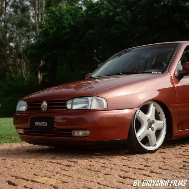 Frente da Saveiro G2 com rebaixamento extremo Detalhe frontal da Saveiro Bola G2 com suspensão baixa