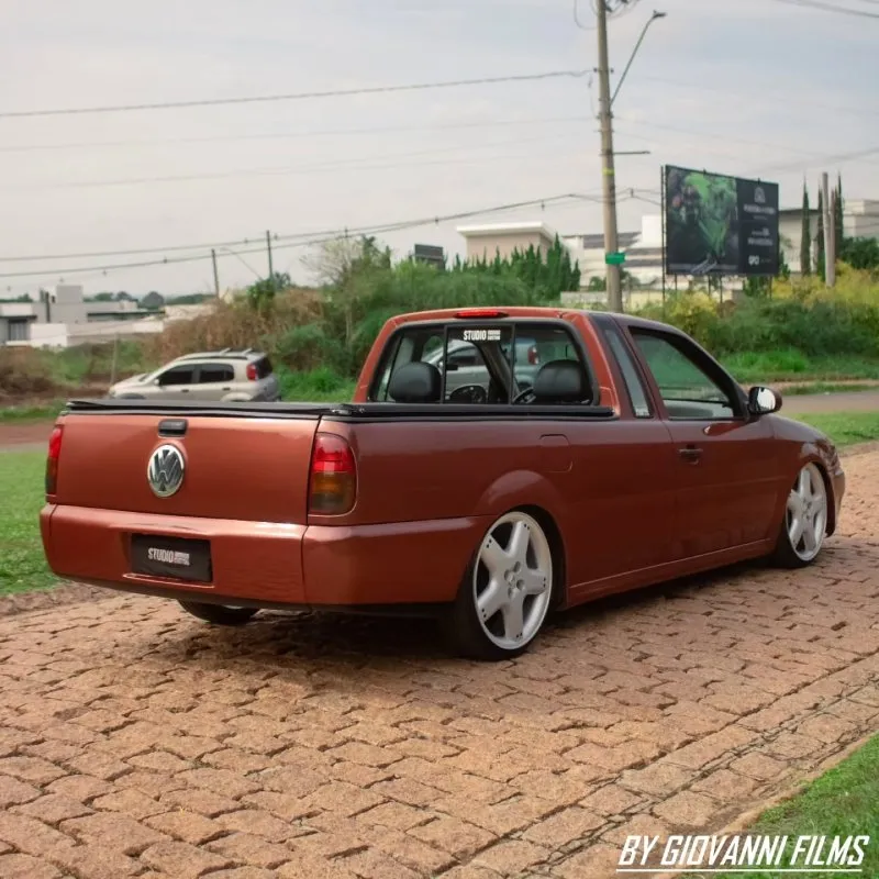Saveiro G2 rebaixada vista de frente Saveiro G2 rebaixada frontal com fundo de árvores