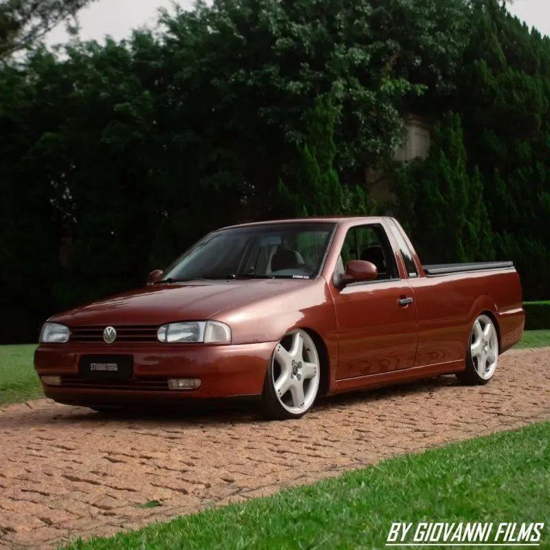 Saveiro G2 com rodas aro 18 e visual limpo Saveiro G2 rebaixada vista traseira lateral