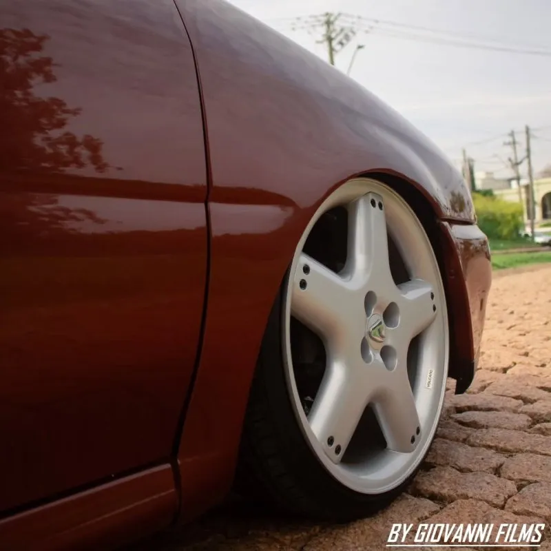 Roda da Saveiro rebaixada em close Detalhe da roda aro 18 da Saveiro G2 rebaixada