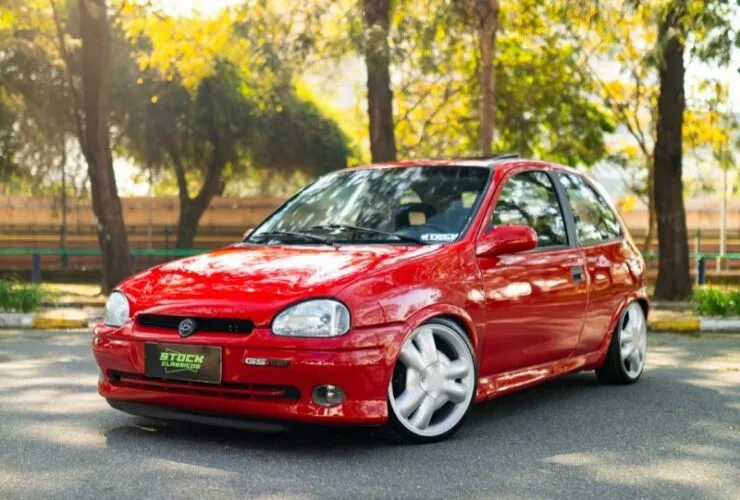 Chevrolet Corsa GSi 1995 vermelho rebaixado com rodas aro 17 e suspensão preparada