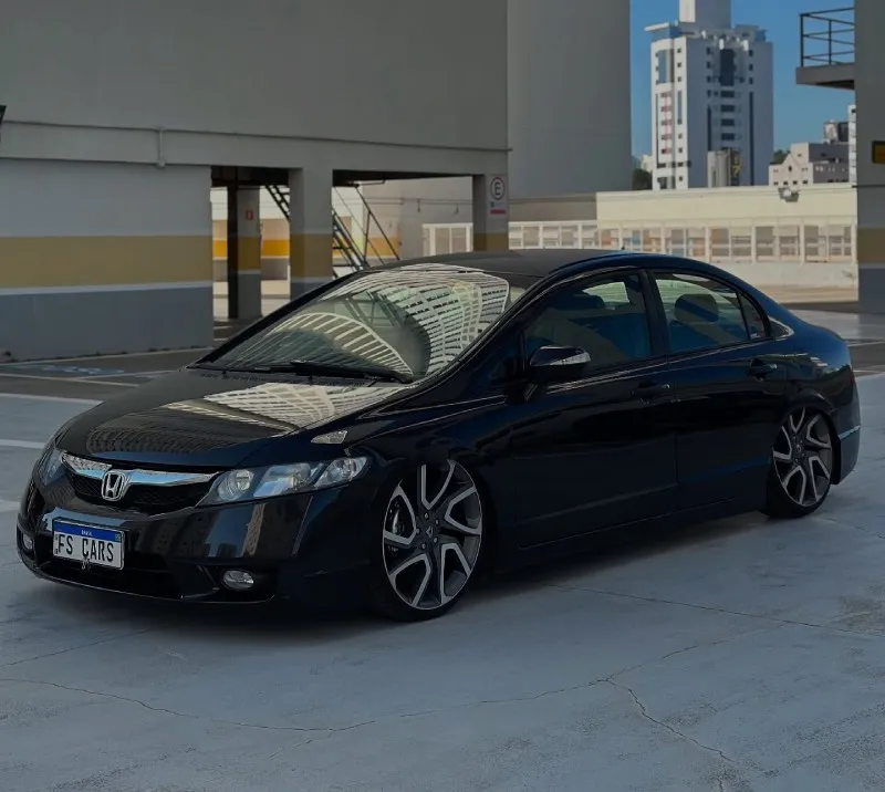 Civic G8 visto de lado com rodas aro 20 e altura baixa Civic G8 rebaixado lado esquerdo com rodas 20