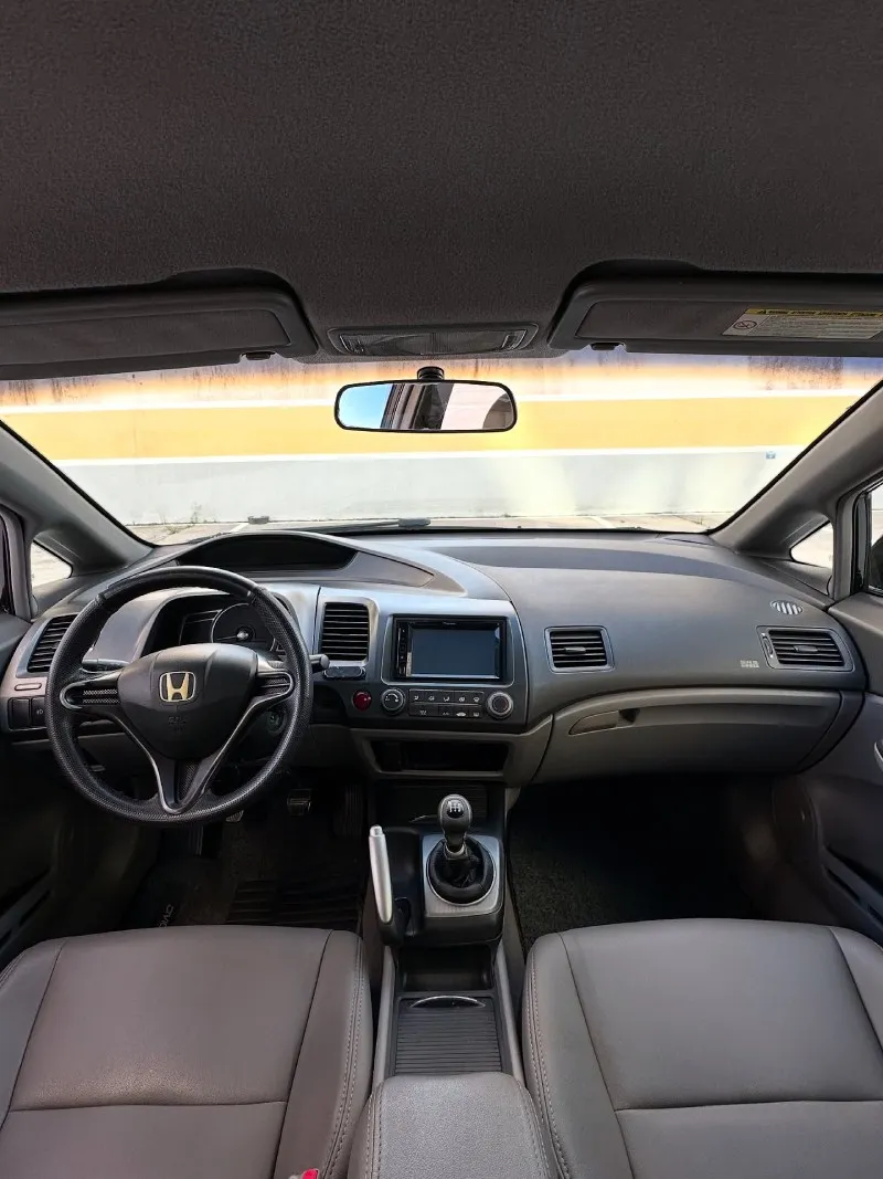 Interior do Civic G8 – painel e acabamento Interior do Honda Civic G8 com câmbio manual