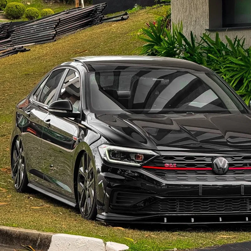 Frente do Jetta GLI rebaixado — detalhes da grade e para-choque Frente do Jetta GLI preto com grade vermelha e rebaixado
