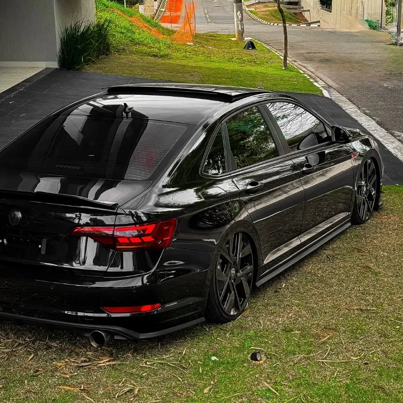 Traseira do Jetta GLI rebaixado — visual limpo e esportivo Jetta GLI rebaixado ângulo traseiro com escape esportivo