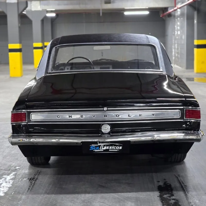 Traseira do Chevrolet Opala 1972 preto com friso CHEVROLET e lanternas retangulares