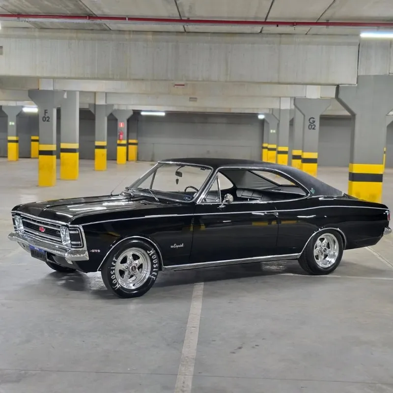 Chevrolet Opala 1972 preto rebaixado com rodas Weld Prostar 15 e pneus Hoosier