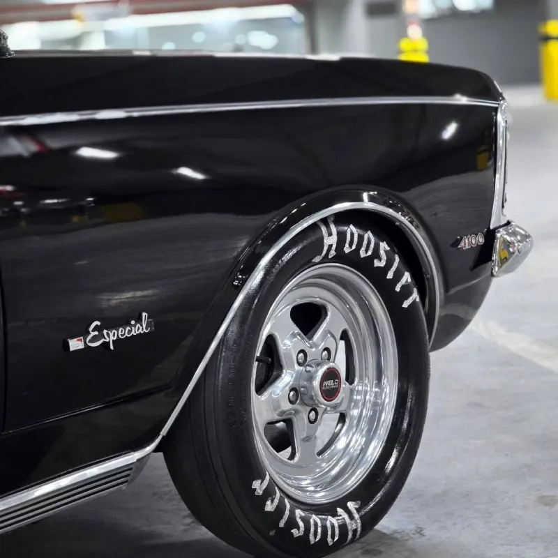 Detalhe da roda Weld Prostar aro 15 com pneu Hoosier no Chevrolet Opala 1972