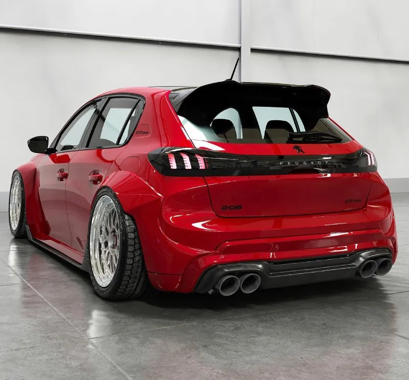 Peugeot 208 rebaixado — bitola larga e postura baixa Peugeot 208 vermelho rebaixado com bitola larga e pneus perfil baixo