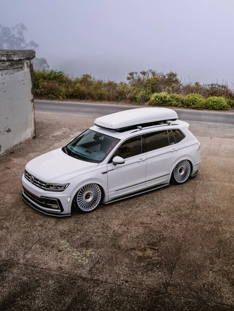 VW Tiguan rebaixada branca com rodas Rotiform, vista três-quartos dianteira