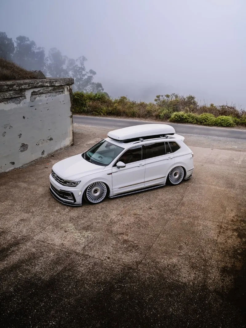 VW Tiguan rebaixada branca vista superior com neblina ao fundo