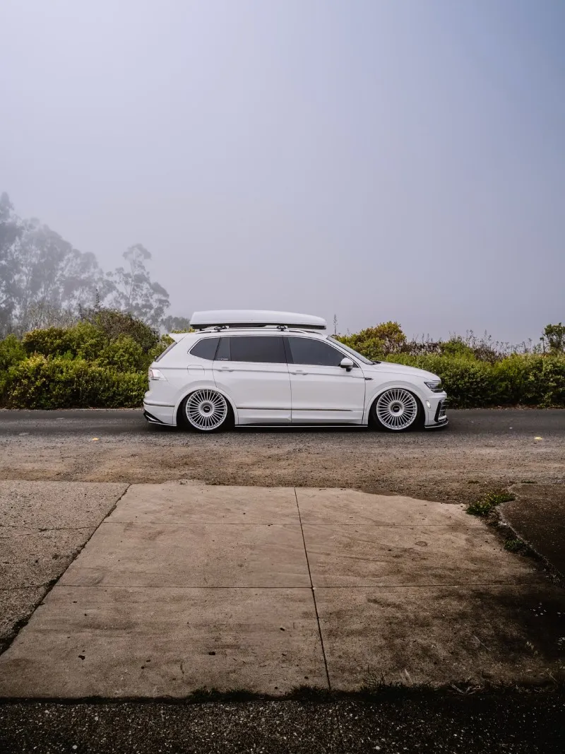 VW Tiguan rebaixada vista lateral completa com bagageiro de teto