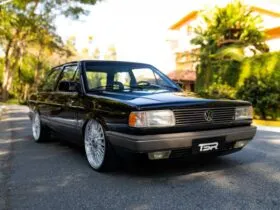 VW Voyage Sport 1994 preto rebaixado com rodas aro 18, ângulo de frente (três-quartos) em via urbana.