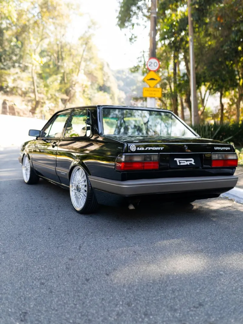 Traseira — emblemas e rodas 18 Traseira do VW Voyage Sport rebaixado com rodas aro 18