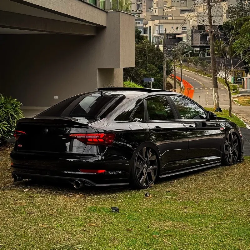 Jetta GLI preto rebaixado — rodas Zunky aro 20 Jetta GLI preto rebaixado visto de trás em 3/4