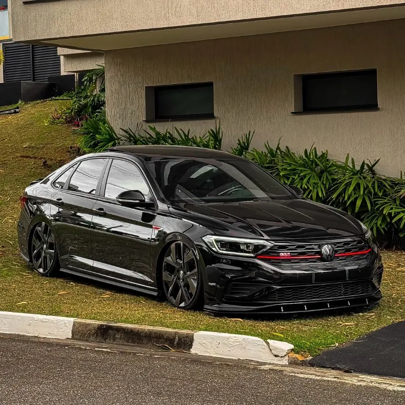 Jetta GLI preto rebaixado — visual completo 3/4 Jetta GLI preto rebaixado visto em ângulo 3/4 frontal