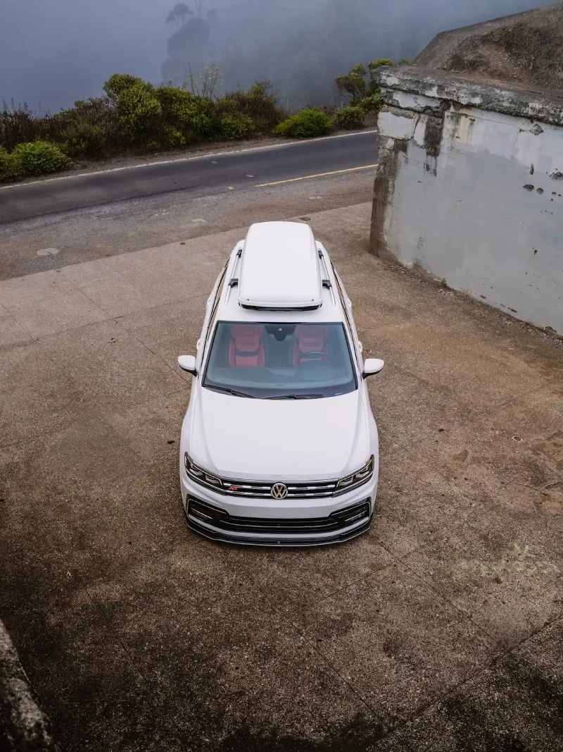 VW Tiguan rebaixada vista frontal alta com rack e bagageiro