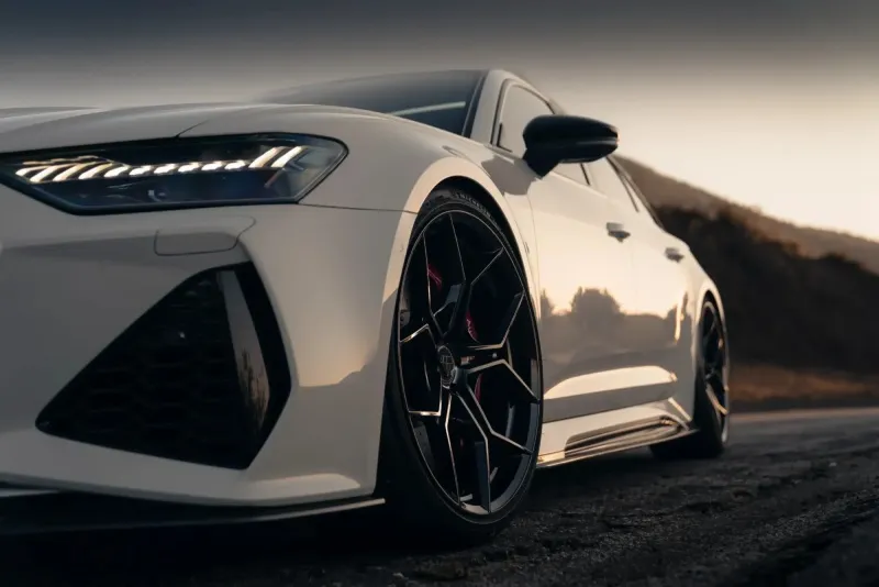 Audi RS6 Avant branca rebaixada — dianteira com rodas BD aro 22 Audi RS6 Avant branca rebaixada com rodas Blaque Diamond aro 22 — destaque da dianteira