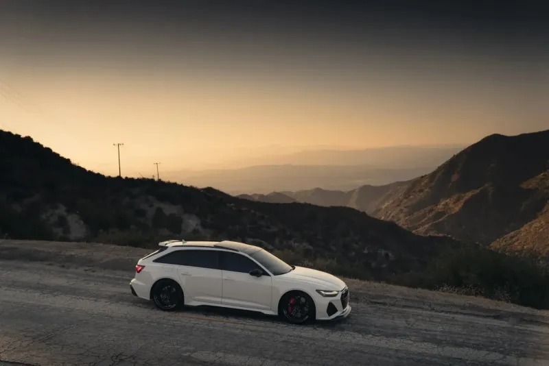 Detalhe roda e freios — Audi rebaixada Detalhe da dianteira da Audi rebaixada — roda grande com freios em vermelho