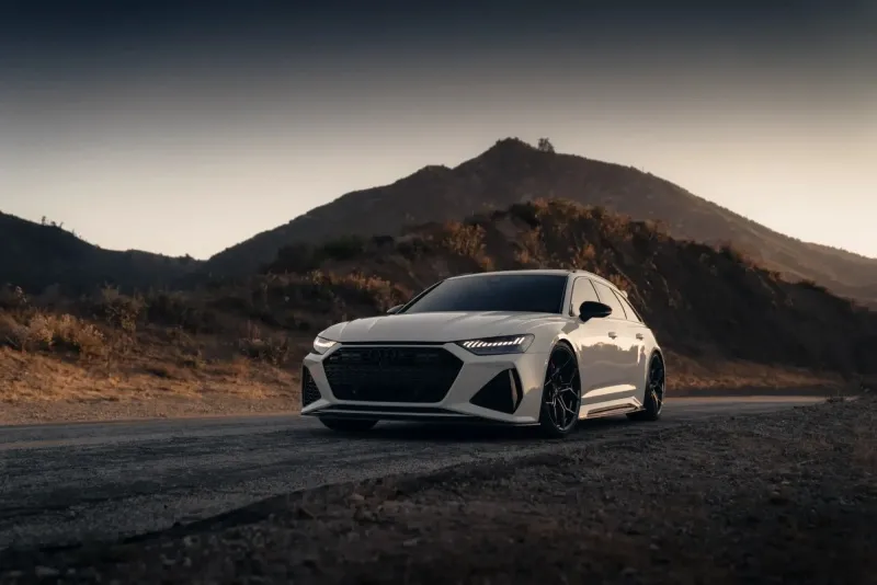 RS6 Avant rebaixada na estrada — rodas BD aro 22 Audi RS6 Avant branca rebaixada fotografada na estrada ao entardecer com rodas aro 22 Blaque Diamond