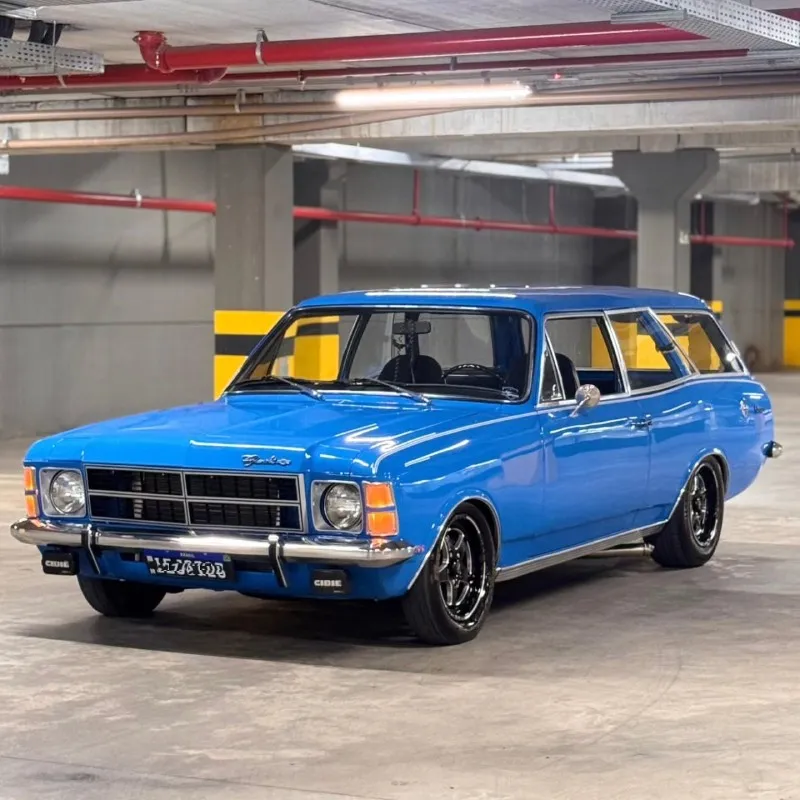 Frente da Caravan 1978 com rodas RTS 15 Chevrolet Caravan 1978 azul — frente detalhada com rodas RTS 15