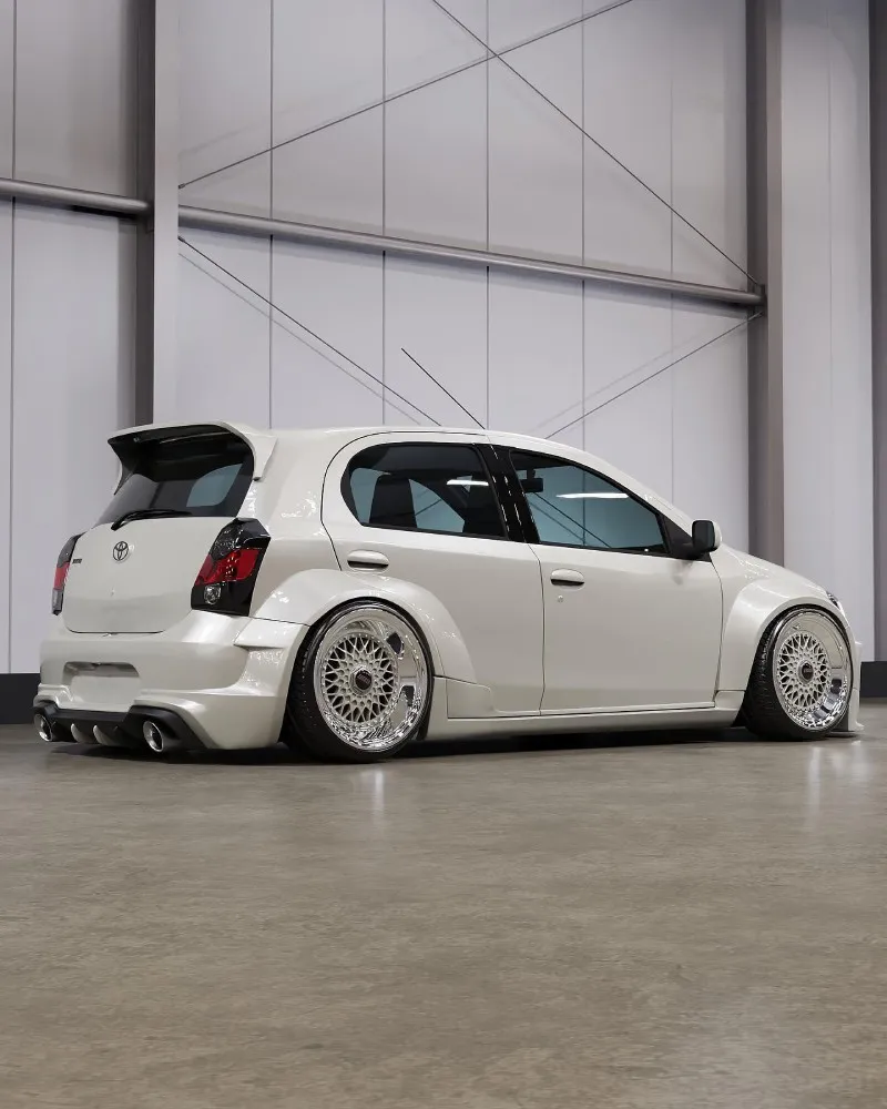 Etios rebaixado — traseira 3/4 (3D) Toyota Etios rebaixado em 3D — traseira 3/4 com difusor e aerofólio