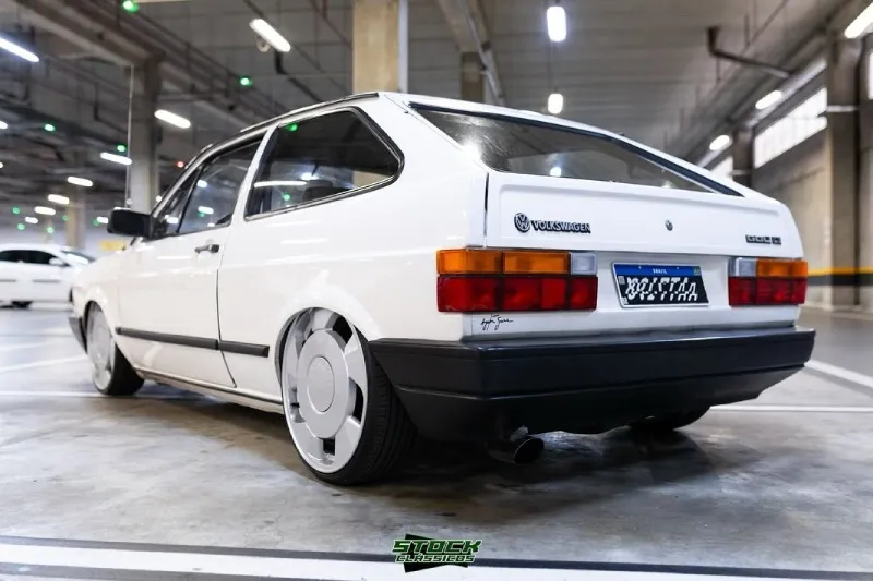 Gol CL 1988 rebaixado — traseira com Orbital 18 VW Gol CL 1988 branco rebaixado com rodas Orbital 18 — traseira em estacionamento