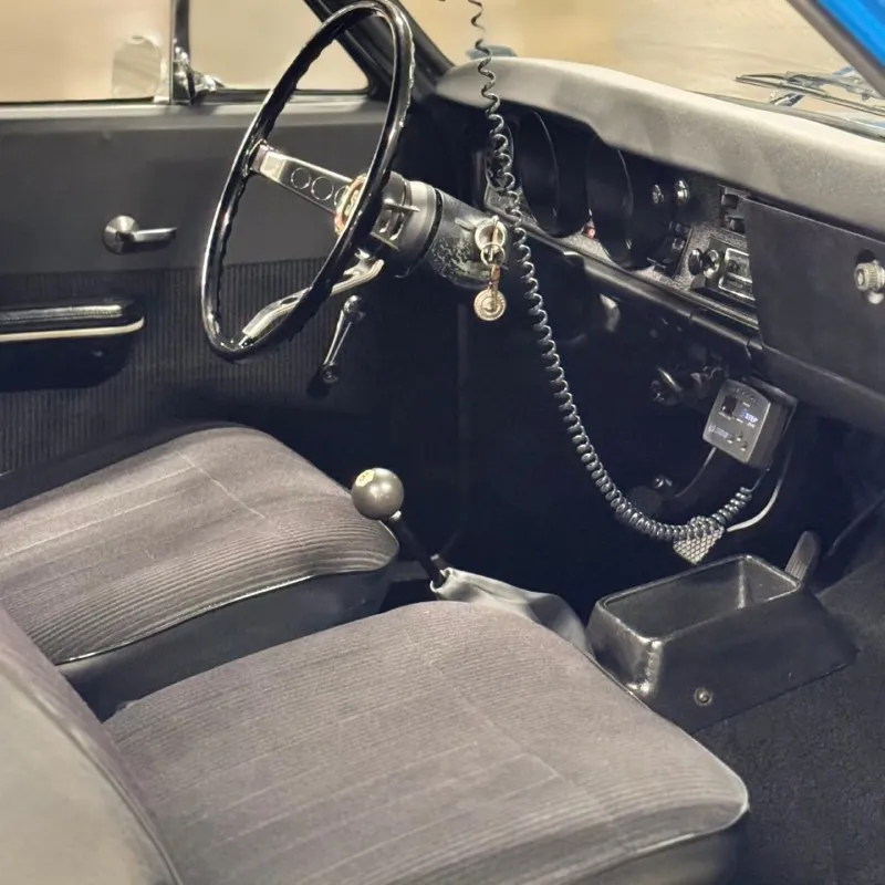 Interior Caravan 1978 Interior da Chevrolet Caravan 1978 — volante, bancos e câmbio no assoalho