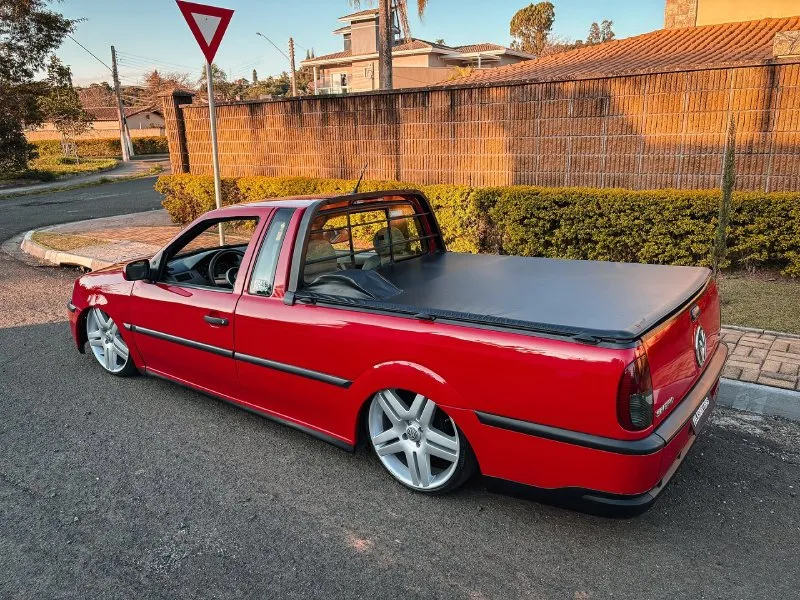 Saveiro G3 rebaixada — vista lateral Saveiro G3 rebaixada vermelha vista lateral com capota marítima