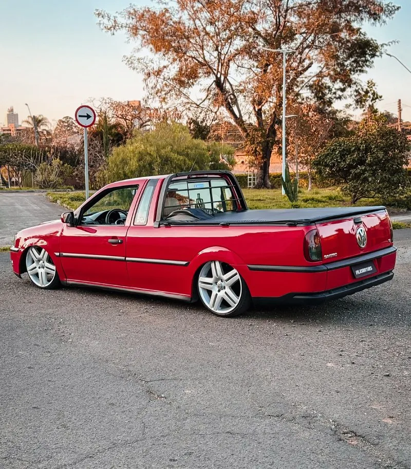 Saveiro G3 rebaixada — traseira Saveiro G3 rebaixada vermelha vista 3/4 traseiro com rodas Long Beach