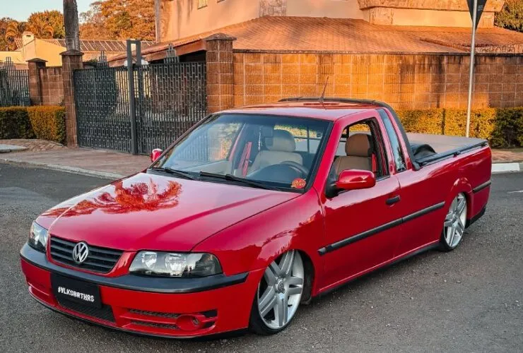 Saveiro G3 vermelha rebaixada com rodas Long Beach aro 18