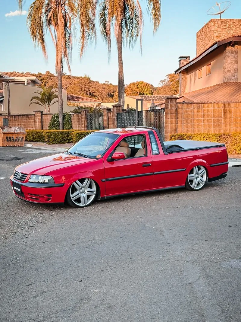 Saveiro G3 rebaixada — perfil completo Saveiro G3 rebaixada vermelha posicionada na rua, perfil completo