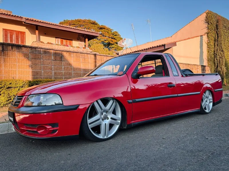 Saveiro G3 rebaixada — 3/4 dianteiro Saveiro G3 rebaixada em perfil 3/4 dianteiro com rodas Long Beach 18x6