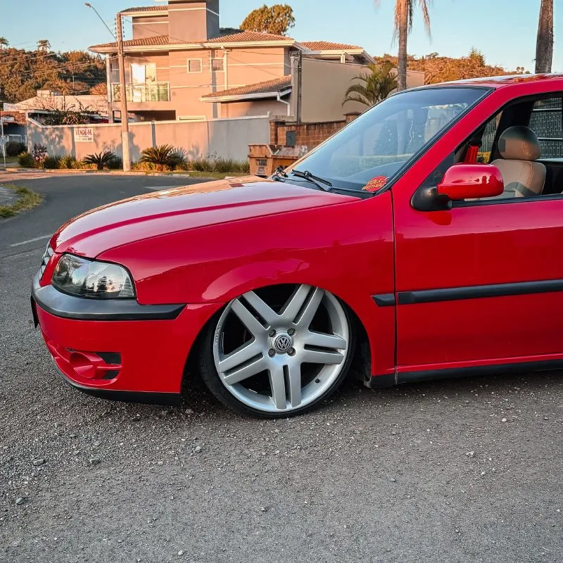 Saveiro G3 rebaixada — roda Long Beach 18x6 Close da Saveiro G3 vermelha rebaixada com roda Long Beach 18x6