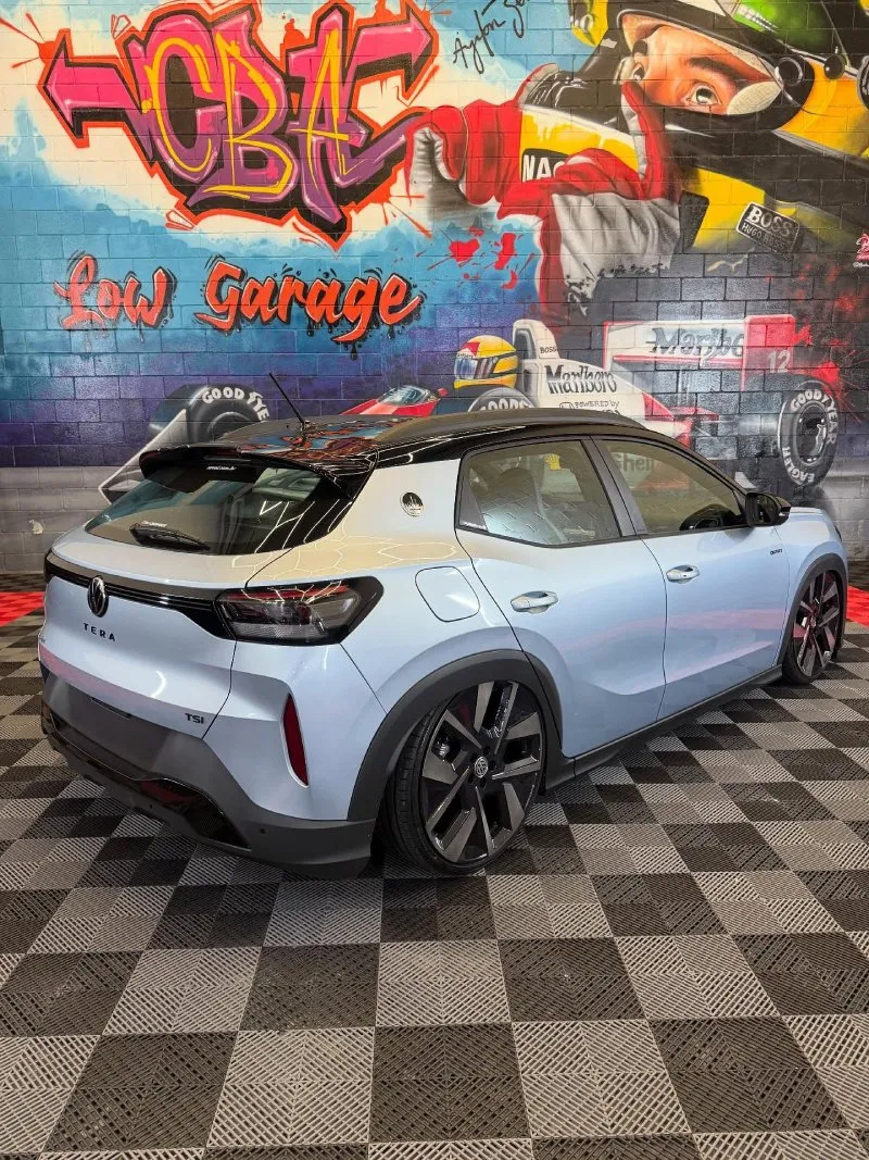 VW Tera rebaixado — ângulo traseiro Angular traseiro do VW Tera 2026 rebaixado mostrando caimento e detalhes do para-choque