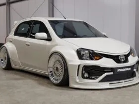 Toyota Etios rebaixado com bodykit e rodas BBS em projeto 3D