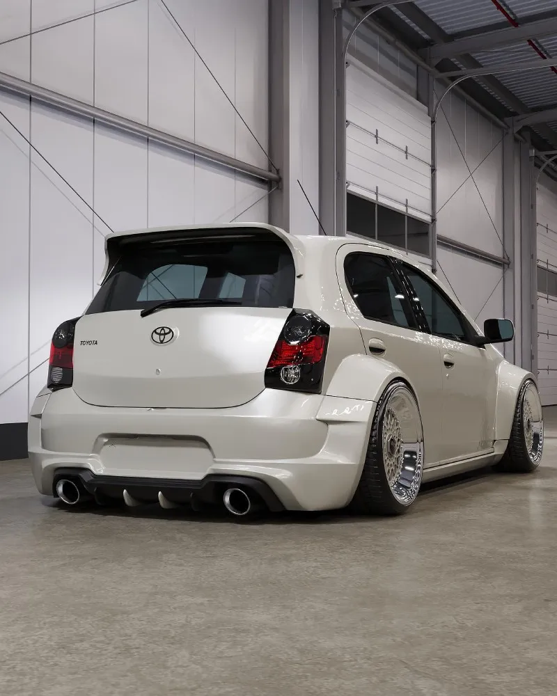 Etios rebaixado — traseira (3D) Toyota Etios rebaixado — projeto 3D visto por trás com quatro saídas de escape